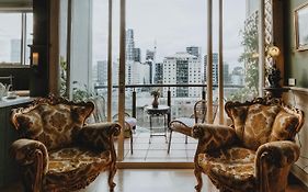 Elegant Apartment With Balcony And Free Parking